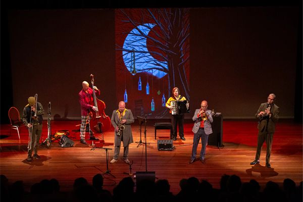 Ellen in grote zaal optredend met Amsterdam Klezmer Band