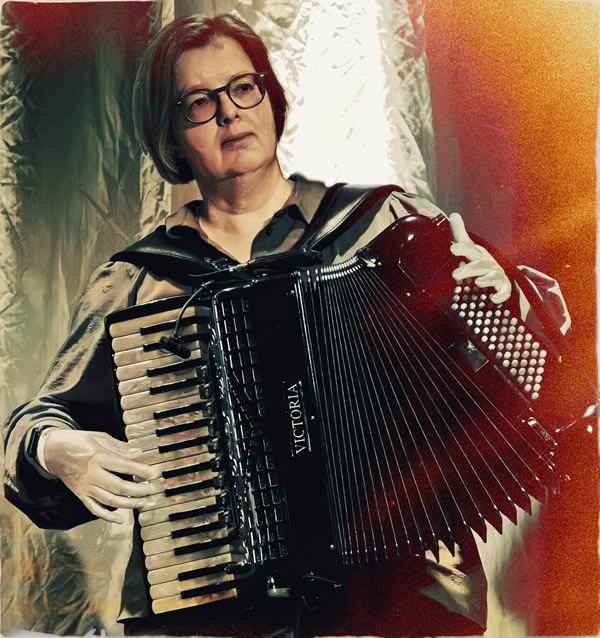 Ellen met een accordeon in een pop-art setting